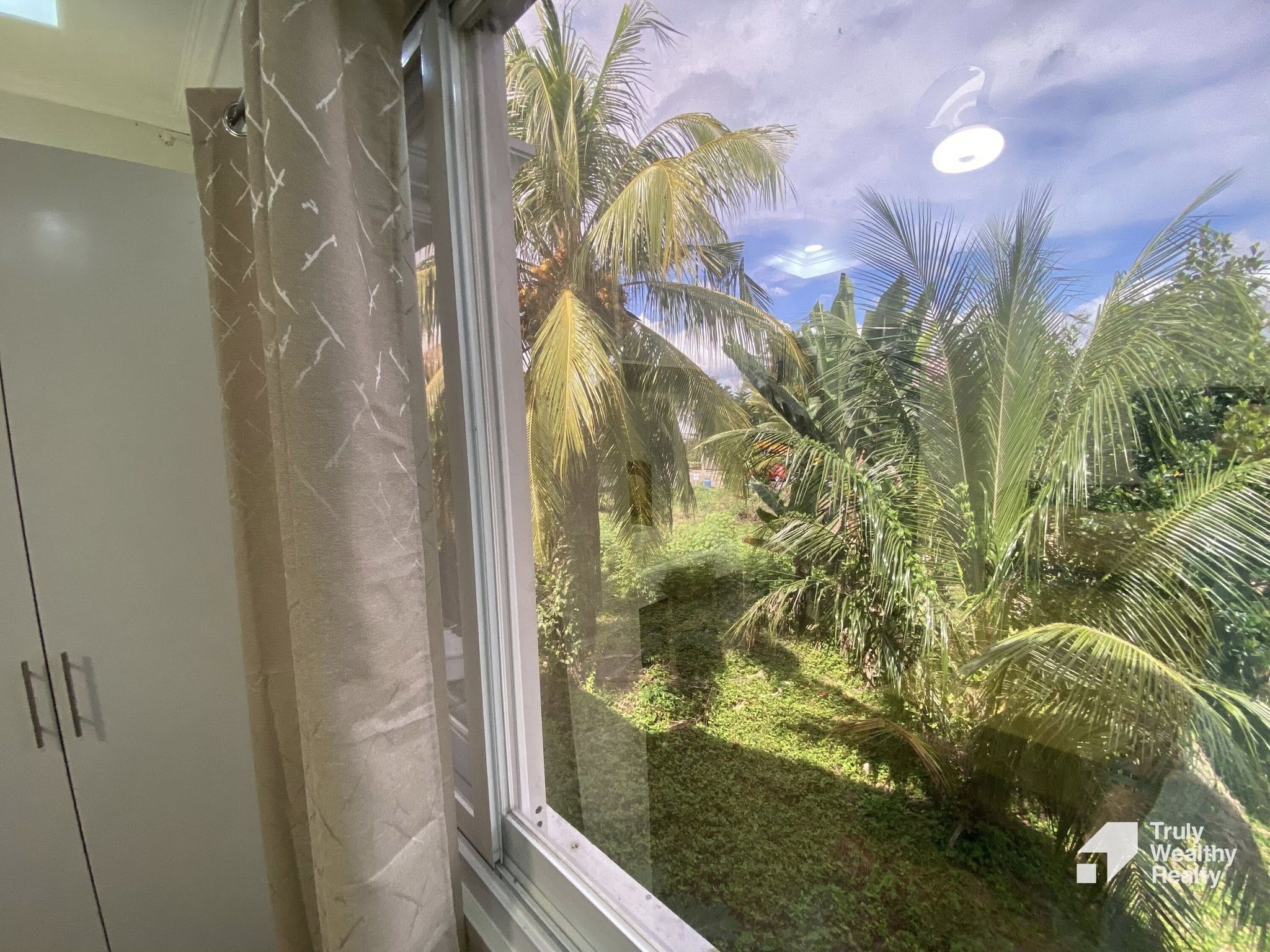 FOR RENT/SALE: Hillsborough 5 Bedroom House and Lot - Thumbnail 3