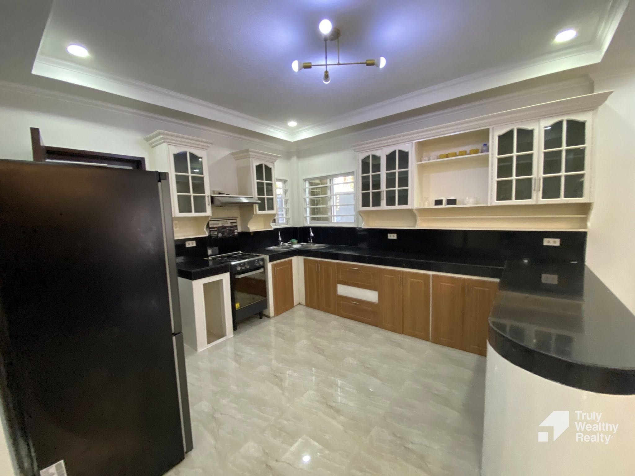 FOR RENT/SALE: Hillsborough 5 Bedroom House and Lot - Thumbnail 6