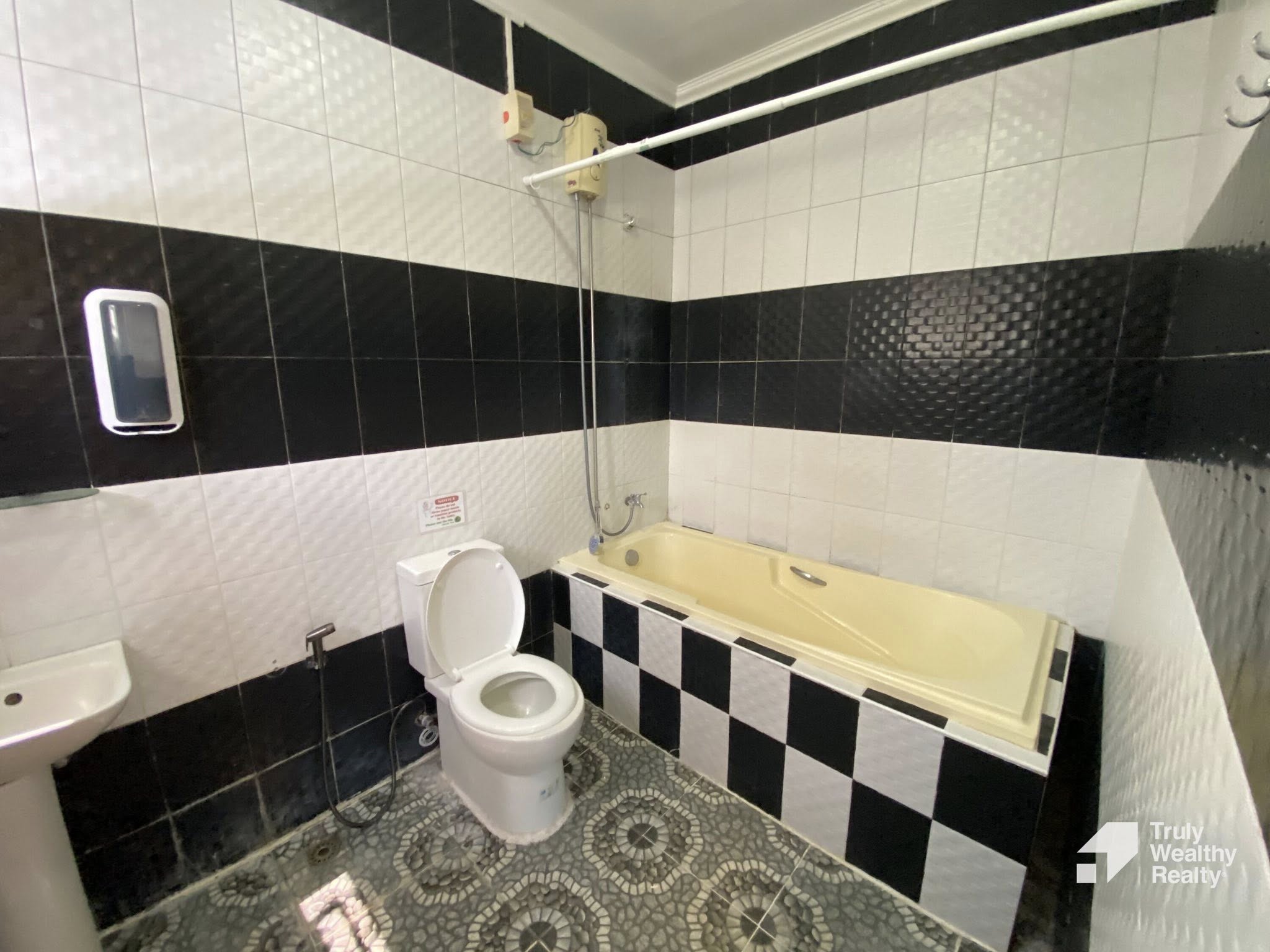 FOR RENT/SALE: Hillsborough 5 Bedroom House and Lot - Thumbnail 17